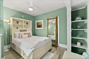 Postel nebo postele na pokoji v ubytování Casa Maria 3- Historic Charming Apt, Steps to everything downtown!