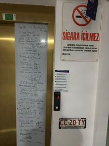 un frigorifero bianco con scrittura su un lato di Nr1 Pansiyon a Çanakkale