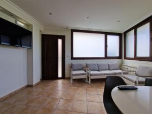 - un salon avec un canapé et une table dans l'établissement Apartamento en Poo de Llanes, à Poo de Llanes