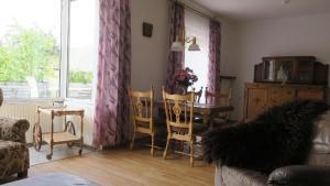 Χώρος καθιστικού στο Große Wohnung in Zwickau mit Terrasse, Grill und Garten