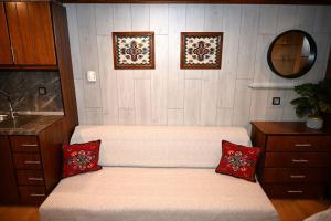 Pokój z łóżkiem z 2 czerwonymi poduszkami w obiekcie Ververitsa's House w mieście Metsovo