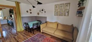 uma sala de estar com um sofá e uma mesa em Dom nad rzeką Legą em Sypitki