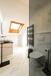 łazienka z toaletą i umywalką w obiekcie Villa Jidro w Trogirze