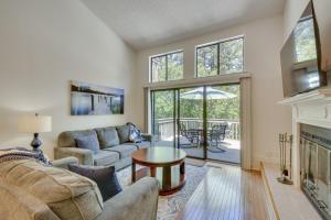 Χώρος καθιστικού στο Salem Vacation Rental with Lake Keowee Access!