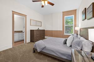 um quarto com uma cama e uma ventoinha de tecto em The Ray - 2nd Floor Historic Condo- Minutes Walk to Downtown em Saint Augustine