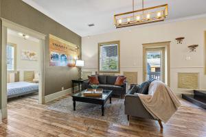 uma sala de estar com um sofá e uma mesa em The Ray - Penthouse Suite - 360° Rooftop View em Saint Augustine