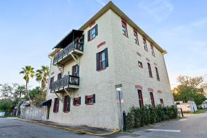 een hoog wit gebouw met een balkon in een straat bij The Ray - Penthouse Suite - 360° Rooftop View in St. Augustine