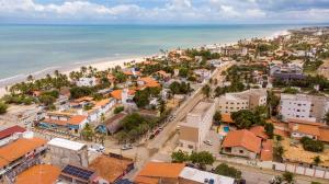 een luchtzicht op een stad en het strand bij Apartamento no Centro do Cumbuco in Cumbuco