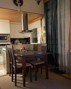 庫奧皮奧的住宿－Tahkontilhi，厨房配有木制餐桌和椅子