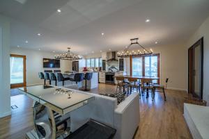 ein Wohnzimmer und eine Küche mit Sofa und Tisch in der Unterkunft Luxury Waterfront Villa Dock Game Room Sunset Views in Ocean City