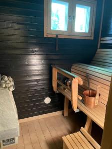 łazienka z drewnianą ławką i oknem w obiekcie Tahkontilhi w mieście Kuopio