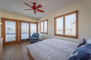 ein Schlafzimmer mit Bett und Deckenventilator in der Unterkunft Luxury Waterfront Villa Dock Game Room Sunset Views in Ocean City