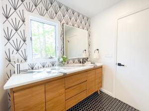 ein Badezimmer mit Waschbecken und Spiegel in der Unterkunft Luxury Waterfront Villa Dock Game Room Sunset Views in Ocean City + 62 Fotos