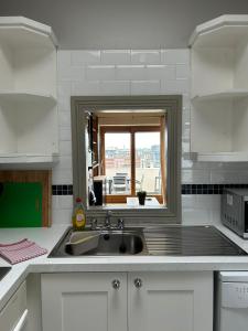 Kuchyň nebo kuchyňský kout v ubytování Gogartys Temple Bar Apartments