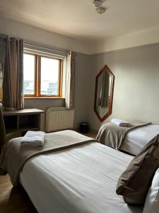 Postel nebo postele na pokoji v ubytování Gogartys Temple Bar Apartments