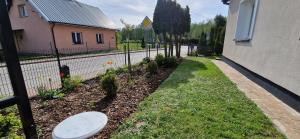 Ogród w obiekcie Dom nad rzeką Legą