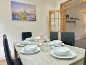 En restaurant eller et spisested på Modern 3 Bed Entire House with WIFI, Parking and Garden Space in Enfield