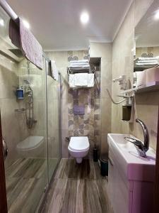 Ett badrum på Marmara Sahil Otel