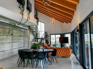 - un salon avec une table et un canapé dans l'établissement Gilboa cliff eclectic villa- heated swimming pool, à Nurit