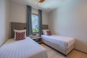 Łóżko lub łóżka w pokoju w obiekcie Dolphin Suites & Wellness Curacao