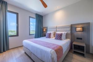 Łóżko lub łóżka w pokoju w obiekcie Dolphin Suites & Wellness Curacao