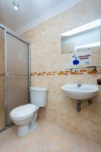 bagno con servizi igienici e lavandino di Hotel Villa Real a Medellín