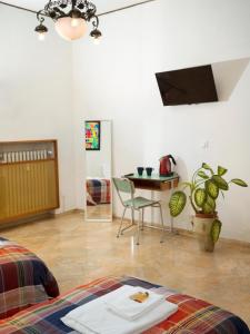 un soggiorno con letto e tavolo di Affittacamere di Andrea Bertolino Bologna a Bologna