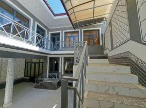 uma casa com escadas e uma clarabóia em Guesthouse Anora em Samarkand