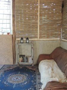 una camera con due letti e una libreria di Vivac Camp a San Rafael