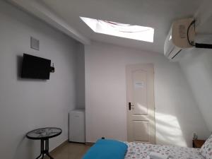 科斯蒂內甚蒂的住宿－S&K Dotro，一间卧室配有一张床和天窗