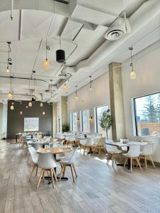 Restoran või mõni muu söögikoht majutusasutuses Divya Sutra Plaza and Conference Centre Calgary Airport