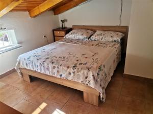 Ένα ή περισσότερα κρεβάτια σε δωμάτιο στο Apartmani Omišalj +100 φωτογραφίες