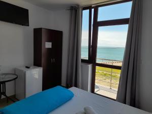 um quarto com uma cama e vista para o oceano em S&K Dotro em Costinesti