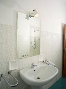 bagno con lavandino bianco e specchio di Affittacamere di Andrea Bertolino Bologna a Bologna