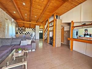 ein Wohnzimmer mit einem Sofa und einem Tisch in der Unterkunft Flamingo - House with private pool in Gornji Seget