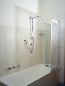 uma casa de banho com um chuveiro e uma porta de vidro em Affittacamere di Andrea Bertolino Bologna em Bolonha