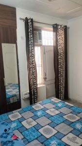 um quarto com uma cama e um espelho em Bagpacker Stay em Faridabad