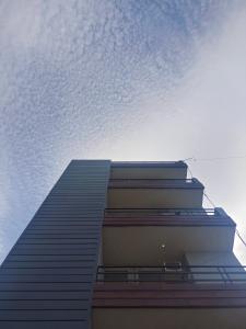 um edifício alto com um céu nublado ao fundo em Bagpacker Stay em Faridabad