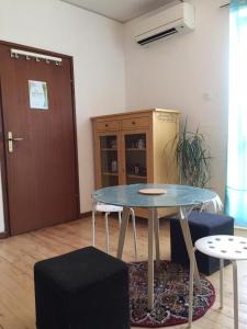 een tafel en twee stoelen in een kamer bij Apartment Cimbora in Koper