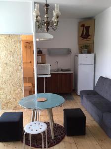 een woonkamer met een tafel en een bank bij Apartment Cimbora in Koper