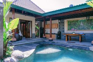 ウブドにある2 Seasons : Villa star - Luxury with private poolの庭にスイミングプールがある家