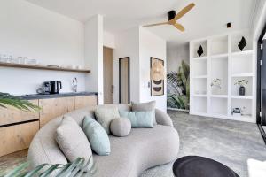 een woonkamer met een bank en een keuken bij Villa Valena Apartment 10 with Cooling Pool in Kralendijk