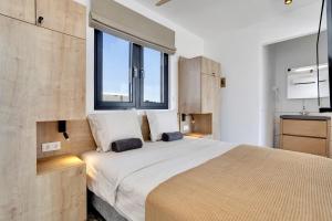 een slaapkamer met een groot bed en een groot raam bij Villa Valena Apartment 10 with Cooling Pool in Kralendijk