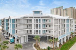 una vista aerea di un grande edificio bianco con palme di Sea Glass 405 by Vacation Homes Collection a Gulf Shores