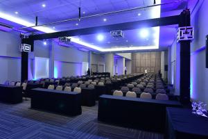um quarto com filas de cadeiras e um palco em Mar Hotel Conventions no Recife