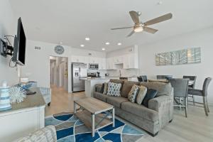 uma sala de estar e cozinha com um sofá e uma mesa em Sea Glass 405 by Vacation Homes Collection em Gulf Shores