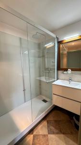La salle de bains est pourvue d'une douche et d'un lavabo. dans l'établissement COLOMBA Hôtel Restaurant, à Bonifacio