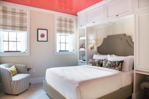 1 dormitorio con 1 cama grande y 1 silla en Beacon Hill Hotel en Boston