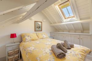 Tempat tidur dalam kamar di Sleeps 4, dog friendly cottage near Norfolk Coast