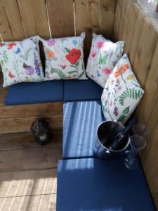 un banco azul con almohadas y un tazón en él en Irish Cottage Tipperary, en Carney